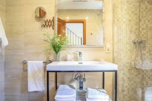 a bathroom with a sink and a mirror at Casa López in Alcudia