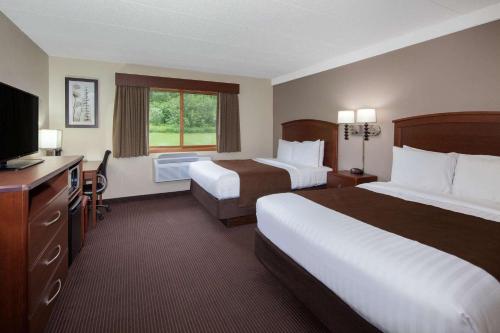Ένα ή περισσότερα κρεβάτια σε δωμάτιο στο AmericInn by Wyndham Ironwood