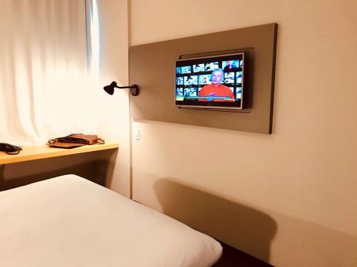 ibis Styles Tres Riosにあるテレビまたはエンターテインメントセンター