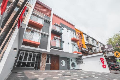 a building with red and white at Super OYO 1487 Residence Khoe in Jakarta