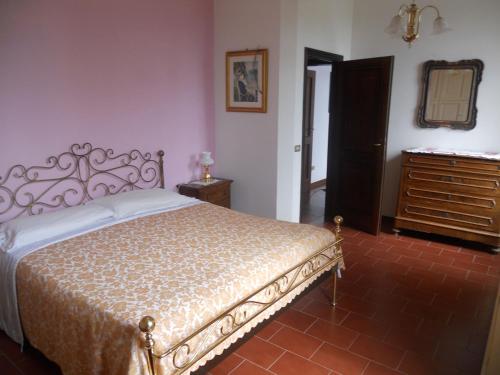 1 dormitorio con cama, tocador y espejo en Il Vecchio Mandorlo, en Sirolo