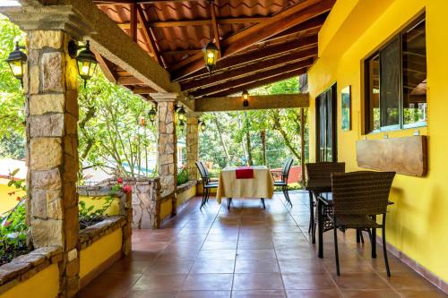 an outdoor patio with a table and chairs at La Terraza Guest House B&B in Grecia