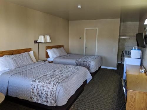 Una cama o camas en una habitación de Economy Inn Elko
