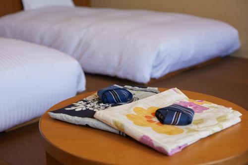 a table with a blanket and two hats on top at Hakone Yutowa in Hakone