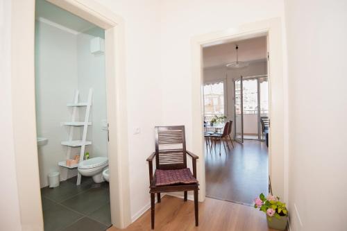 Habitación con silla y aseo. en New Apartament, en Tirana
