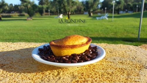 een bord eten met een stuk brood en bonen bij Agriturismo La Rondine in Otranto