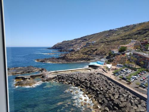 una vista aerea di una spiaggia con edifici e l'oceano di Balcón del Mar a Tacoronte