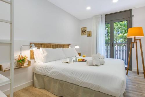 En eller flere senge i et værelse på Stay U-nique Apartments Fabra i Puig
