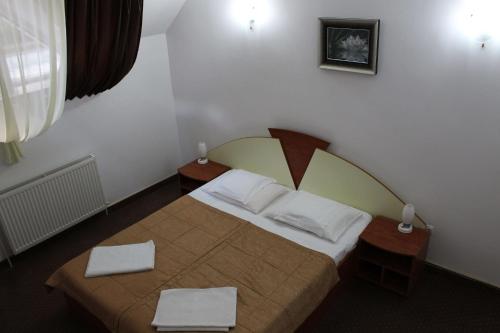 Un ou plusieurs lits dans un hébergement de l'établissement Pensiunea Colina