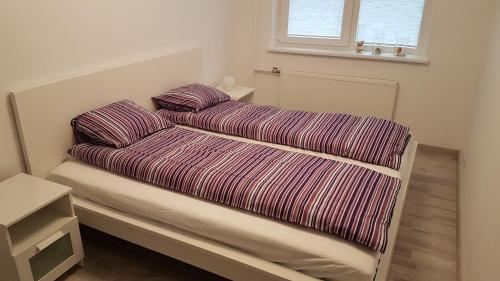 - un lit avec 2 oreillers dans l'établissement J&E NERIES Apartment, à Kaunas