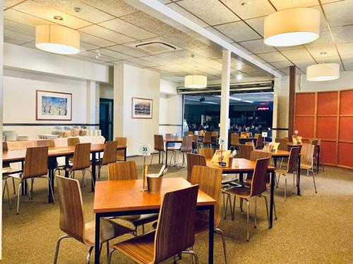 un comedor con mesas y sillas y una cafetería en Opal Inn Hotel, Motel, Caravan Park, en Coober Pedy