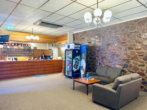 A seating area at Opal Inn Hotel, Motel, Caravan Park