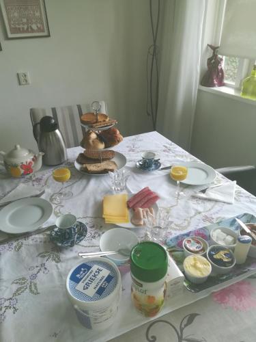 - une table avec des assiettes et d'autres plats dans l'établissement de Wielen, à Schalkhaar