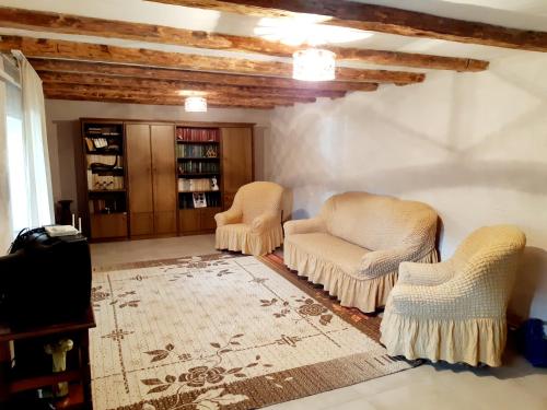 - un salon avec deux chaises et un tapis dans l'établissement Inside, à Kazbegi