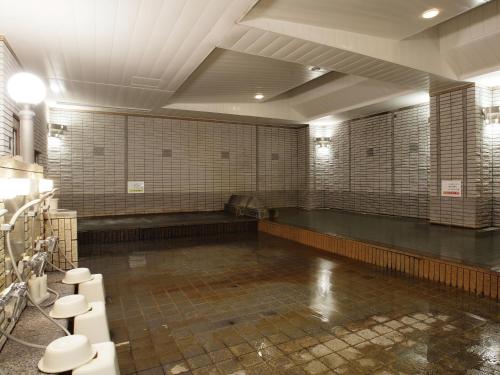 una habitación vacía con una fila de aseos en un edificio en Akan No Mori Tsuruga Resort Hanayuuka, en Akankohan
