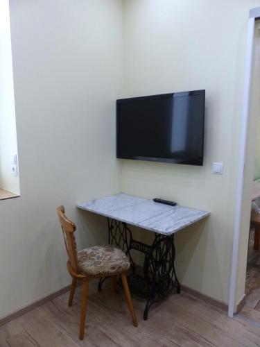 Televisyen dan/atau pusat hiburan di Ferienwohnung Stadtoase in Wittenberg
