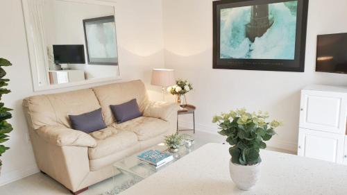 Cape Town的住宿－Carrington Cottage，客厅配有沙发和桌子