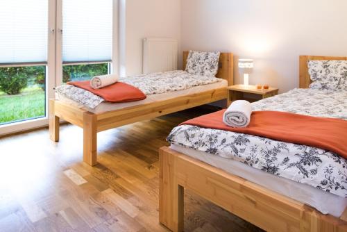 1 dormitorio con 2 camas y ventana en Apartamenty DIAGO en Łeba
