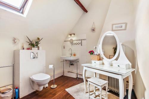 La salle de bains est pourvue de toilettes, d'un lavabo et d'un miroir. dans l'établissement Charming Place along the Canals in Bruges, à Bruges