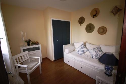 un salon avec un canapé et une chaise dans l'établissement Chez Marius, à Lagorce