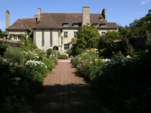 a large house with a garden in front of it at Le clos des mûriers in Hautot-sur-Mer