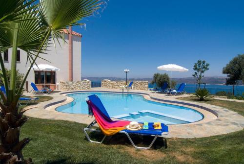 - une piscine avec une chaise et un sauna dans l'établissement Villa Amalia, à Megála Khoráfia