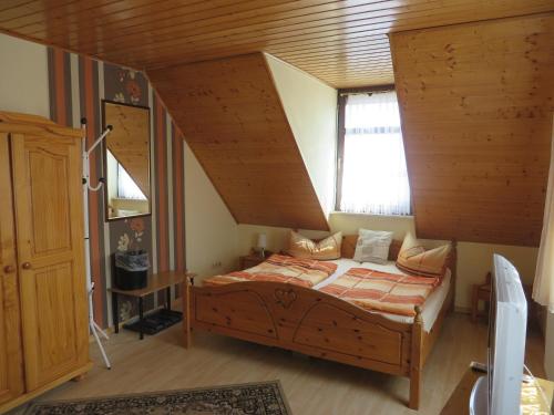 Säng eller sängar i ett rum på Pension Zur Quelle