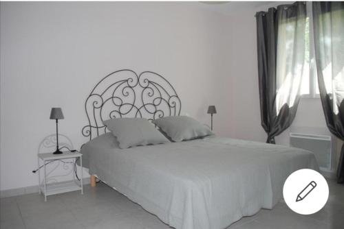 um quarto branco com uma cama com uma grande cabeceira de cama em Les Dentelles de Montmirail em Carpentras