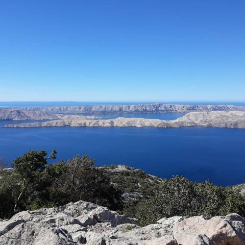 a view of a blue lake in the desert at Apartman Grospic in Cesarica