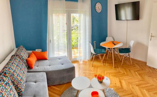 sala de estar con sofá y mesa en Apartments Jovana, en Kotor