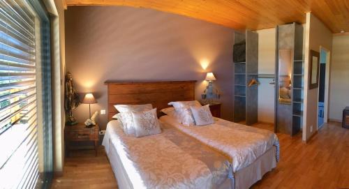 Saint-Michel-de-Chaillol的住宿－Au Chant du Riou，一间卧室配有一张大床和两个枕头