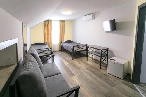 Motel Sun Lit في ايفانو - فرانكيفسك: غرفة معيشة مع أريكة وسرير