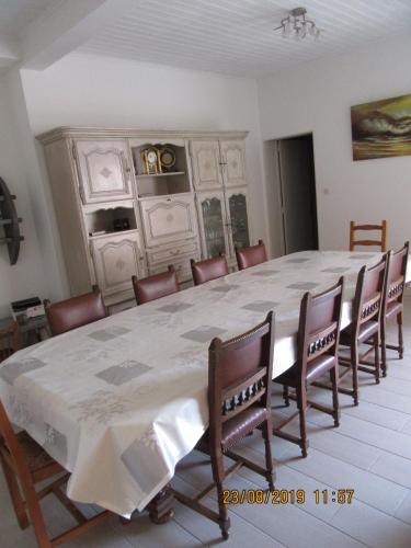 une grande salle à manger avec une grande table et des chaises dans l'établissement Location La Brée les Bains 15 personnes, à La Brée-les-Bains