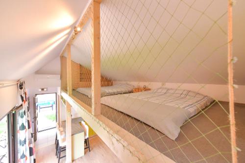 Domneşti的住宿－Happy Place - Casuta Galbena，一间卧室,配有两张床