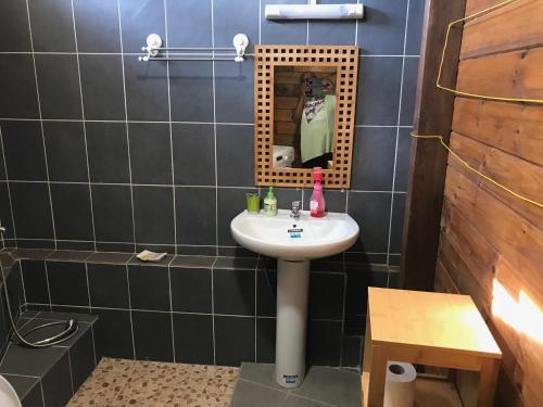 Chambre1 Résidence Beauregard في Koungou: حمام مزود بحوض ومِرآة