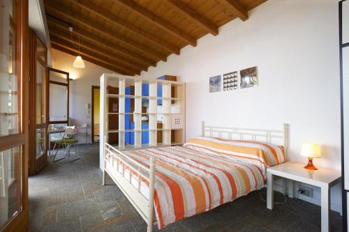a bedroom with a bed and a desk at Casa Bella Terrazza in Ghiffa