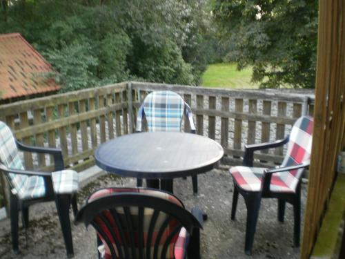 un patio con mesa y 4 sillas en Herzberg en Kleve