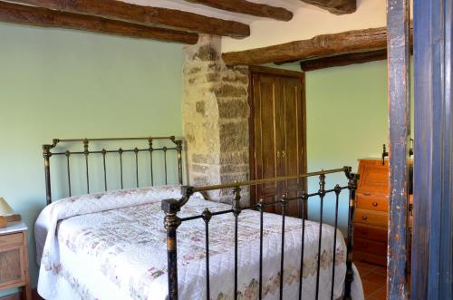 een slaapkamer met een metalen bed in een kamer bij Apartamento Vivienda Sampietro in Radiquero