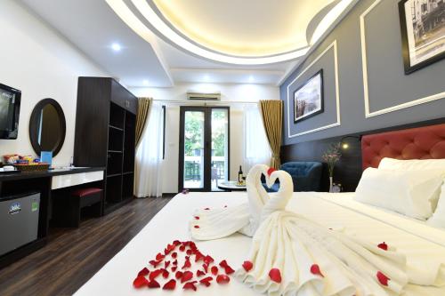 Una cama o camas en una habitación de Hanoi Elpis Grand Hotel
