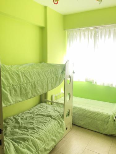 Двухъярусная кровать или двухъярусные кровати в номере Departamento Cabo Corrientes con cochera cubierta
