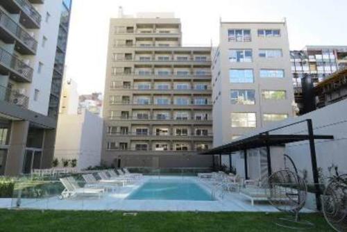 una piscina frente a un gran edificio en MYSOHO - Luminoso y comodo Studio - Villa Crespo - Palermo- Movistar Arena en Buenos Aires