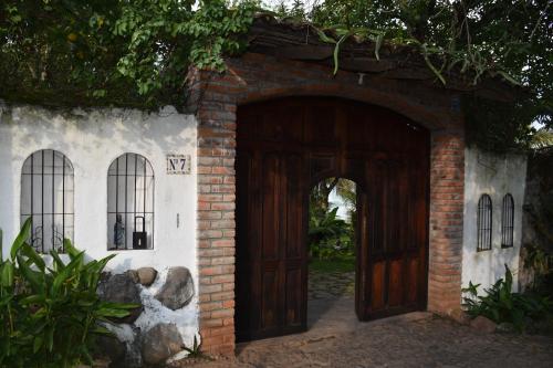 einen Eingang zu einem Haus mit einer Holztür in der Unterkunft The Mayan Grouper in Suchitoto