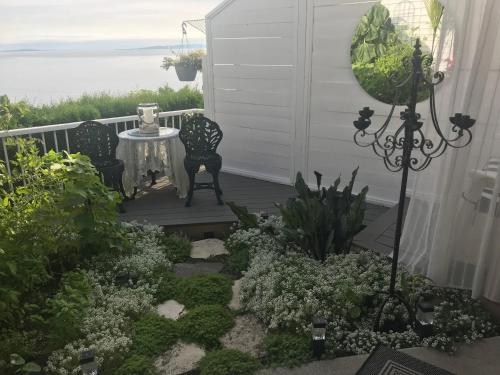 Puutarhaa majoituspaikan Donna's Bed & Breakfast ulkopuolella