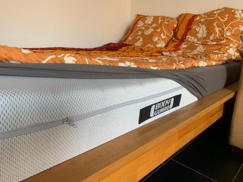 eine Nahaufnahme einer Matratze auf einem Bettrahmen in der Unterkunft Ferienwohnung Mainz in Mainz