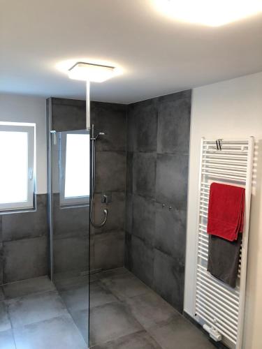 Ένα μπάνιο στο Moderne Wohnung mit Bergsicht