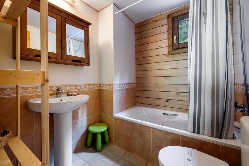 uma casa de banho com uma banheira, um lavatório e um WC. em ESTANYOL - Peu del Riu 401 - Vall d'Incles - Soldeu em Incles