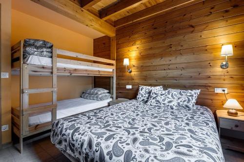 a bedroom with two bunk beds in a cabin at ESTANYOL - Peu del Riu 401 - Vall d'Incles - Soldeu in Incles