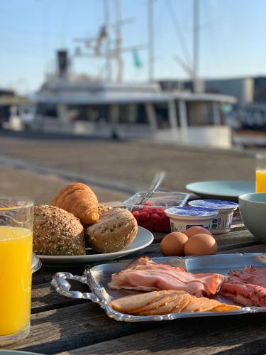 een tafel met borden vol eten en sinaasappelsap bij BBgebouw39 - op de Rijkswerf in Den Helder