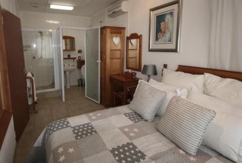 Ein Bett oder Betten in einem Zimmer der Unterkunft Dusk to Dawn Guesthouse