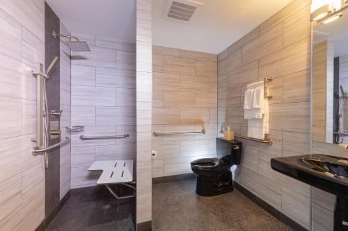 
A bathroom at Kent Hotel
